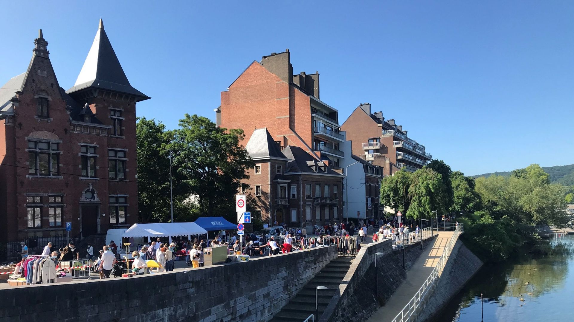 Brocante de Jambes tous les dimanches au bord de la Meuse à Namur